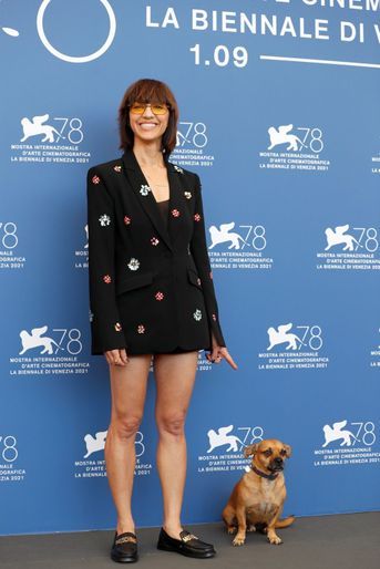 Ana Lily Amirpour et son chien Benny à la 78ème Mostra de Venise, dimanche 5 septembre 2021.