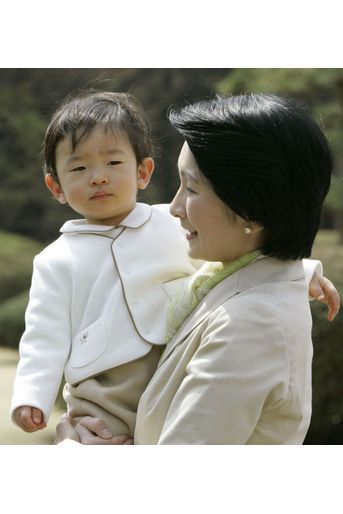 Le prince Hisahito du Japon avec sa mère la princesse Kiko, le 28 mars 2008