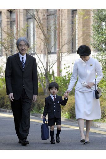 Le prince Hisahito du Japon avec ses parents pour son premier jour de maternelle, le 9 avril 2010