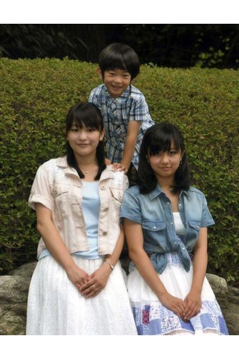 Le prince Hisahito du Japon avec ses sœurs les princesses Mako et Kako, le 14 août 2012