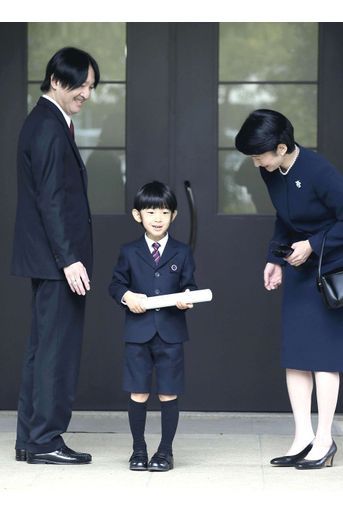 Le prince Hisahito du Japon avec ses parents, diplômé de l&#039;école maternelle le 14 mars 2013