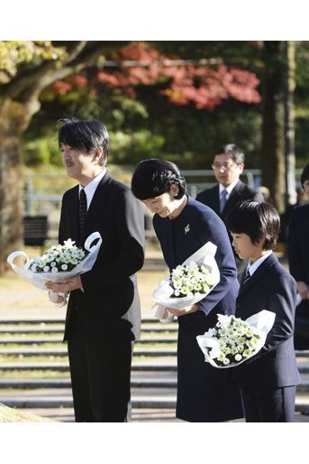 Le prince Hisahito du Japon avec ses parents à Nagasaki, le 6 décembre 2016