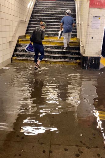 Jeudi matin, à New York: stupéfaction et constatation des dégâts causés par les inondations de la nuit passée.