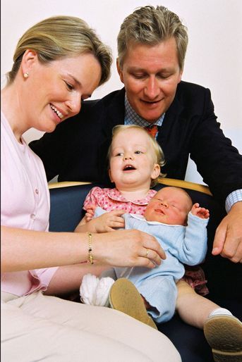 Le prince Gabriel de Belgique avec ses parents et sa grande soeur, le 22 août 2003, à 2 jours