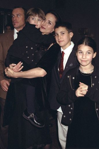 Andie MacDowell et Paul Qualley avec leurs enfants Justin, Rainey et Margaret à la première d'un film à New York en 1999