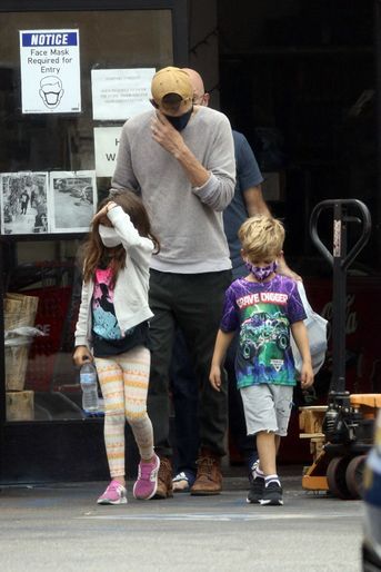 Ashton Kutcher et ses enfants Wyatt et Dimitri à Los Angeles le 23 août 2021