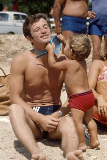 Jean-Paul Belmondo en vacances en famille près de Saint-Tropez, en 1964.