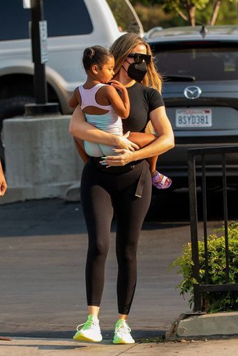 Khloé Kardashian et sa fille True à Calabasas le 23 août 2021