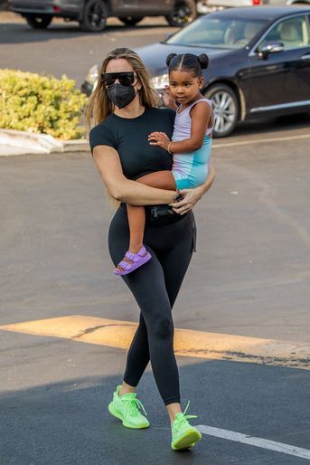 Khloé Kardashian et sa fille True à Calabasas le 23 août 2021