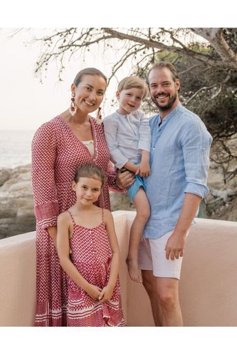 La princesse Claire et le prince Félix de Luxembourg avec leurs enfants la princesse Amalia et le prince Liam à Cabasson, le 18 août 2021