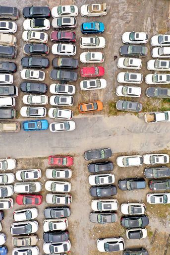 Des milliers d'épaves sont entreposées sur un immense parking de Zhengzhou.