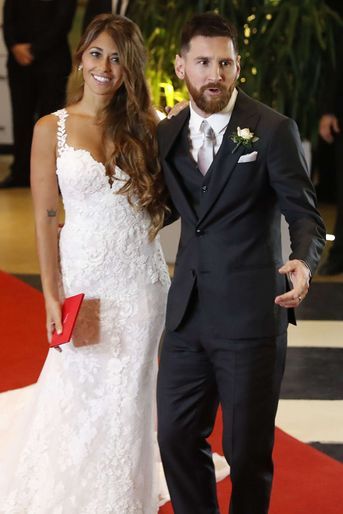Antonela Roccuzzo et Lionel Messi après leur mariage à Rosario, en Argentine, en juin 2017 
