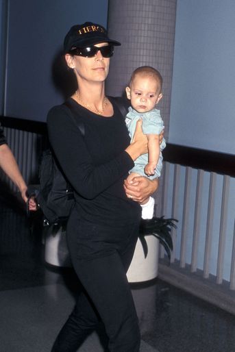Jamie Lee Curtis avec Ruby bébé à New York en septembre 1996