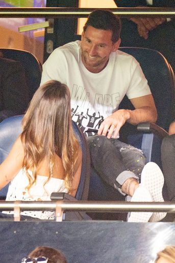 Lionel Messi avec son épouse Antonela dans les tribunes du Parc des Princes le 14 août 2021