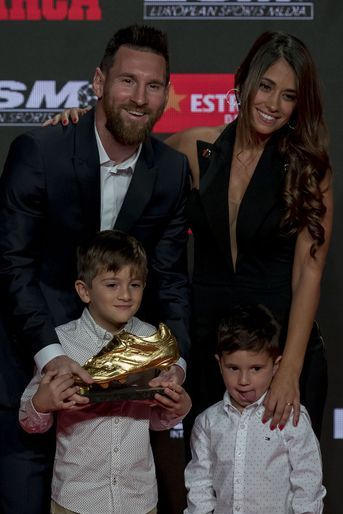 Lionel Messi et Antonela Roccuzzo avec leurs enfants Thiago et Mateo après que le joueur eut reçu le Soulier d'or européen à Barcelone en octobre 2019