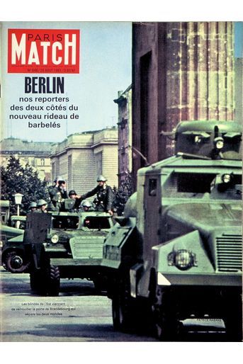 La construction du mur de Berlin, en couverture du Paris Match n°646, daté du 26 août 1961.