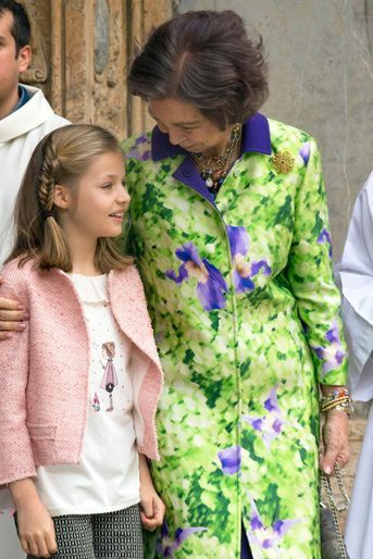 La princesse Leonor d'Espagne avec sa grand-mère l'ex-reine Sofia, le 27 mars 2016