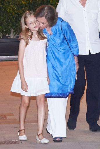 La princesse Leonor d'Espagne avec sa grand-mère l'ex-reine Sofia, le 31 juillet 2016
