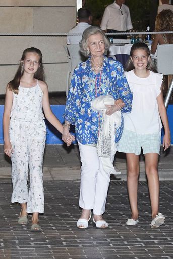 Les princesses Leonor et Sofia d'Espagne avec leur grand-mère l'ex-reine Sofia, le 4 août 2019