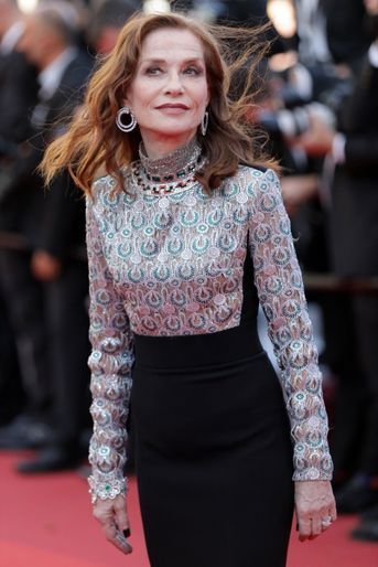 Isabelle Huppert (robe Louis Vuitton) lors de la montée des marches du film « Aline » au Festival de Cannes, ce mardi 13 juillet 2021.