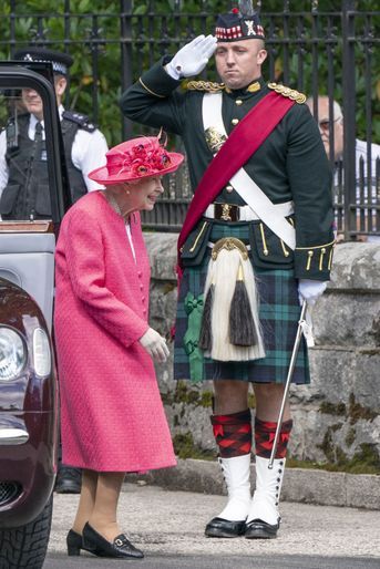 La reine Elizabeth II, en rose, au château de Balmoral, le 9 août 2021
