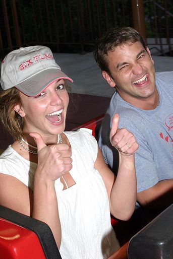 Britney Spears avec son frère Bryan dans un parc d'attractions californien en 2003
