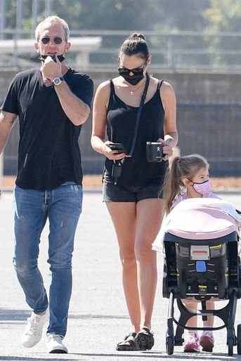 Gal Gadot en promenade avec son mari Yaron Varsano et leurs filles à Los Angeles le 29 juillet 2021