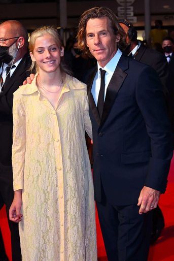 Hazel, la fille de Julia Roberts, a monté les marches du Festival de Cannes avec son père Danny Moder, le 10 juillet 2021.