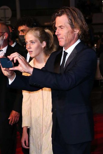 Hazel, la fille de Julia Roberts, a monté les marches du Festival de Cannes avec son père Danny Moder, le 10 juillet 2021.