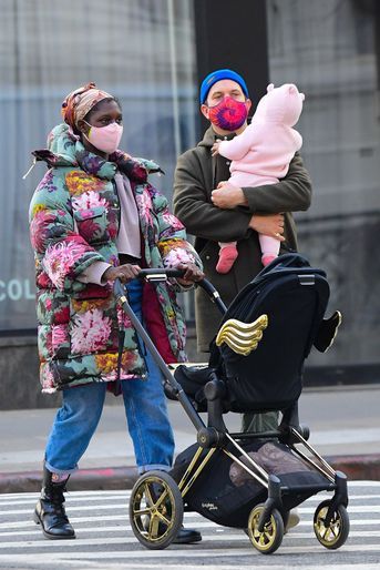 Jodie Turner-Smith et Joshua Jackson en promenade avec leur fille à New York en janvier 2021 