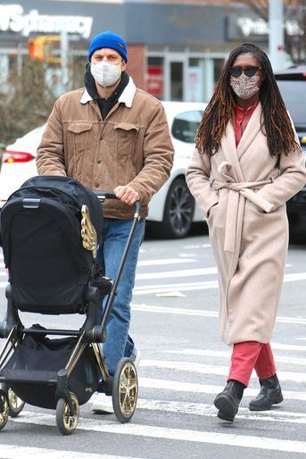 Joshua Jackson et Jodie Turner-Smith en promenade avec leur fille à New York en avril 2021