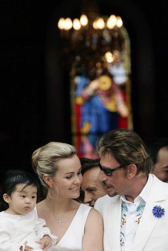 Laeticia et Johnny Hallyday après le baptême de leur fille Jade à l&#039;église de Marnes-la-Coquette en juin 2005