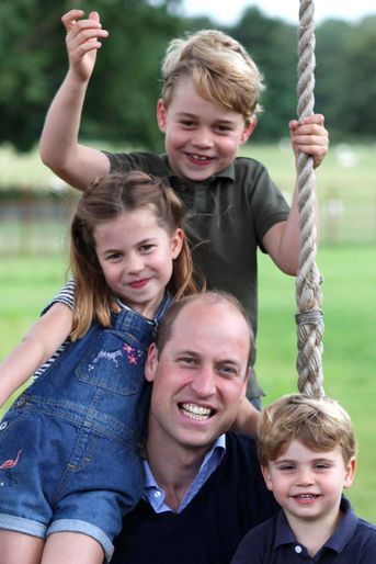 Le prince George avec son père le prince William, sa soeur la princesse Charlotte et son frère le prince Louis sur un portrait réalisé pour l&#039;anniversaire du duc de Cambridge en 2020