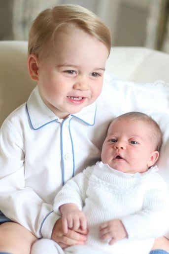 Le prince George avec sa soeur la princesse Charlotte en 2015
