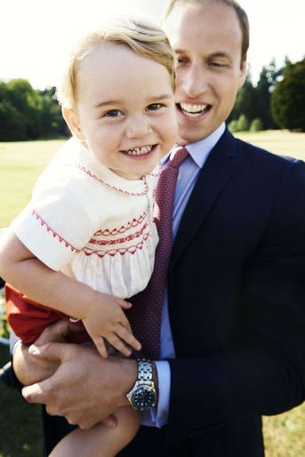 Le prince George avec son père le prince William sur un portrait réalisé à l&#039;occasion du baptême de la princesse Charlotte en 2015