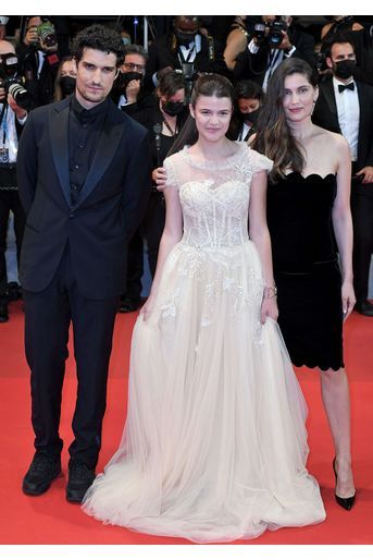 Louis Garrel, Julia Boeme et Laetitia Casta sur le tapis rouge de la 74e édition du Festival de Cannes pour la montée des marches du film «BAC Nord» le 12 juillet 2021
