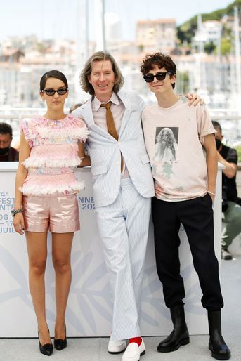 Lyna Khoudri, Wes Anderson et Timothée Chalamet au photocall du film «The French Dispatch» lors du 74e Festival de Cannes le 13 juillet 2021