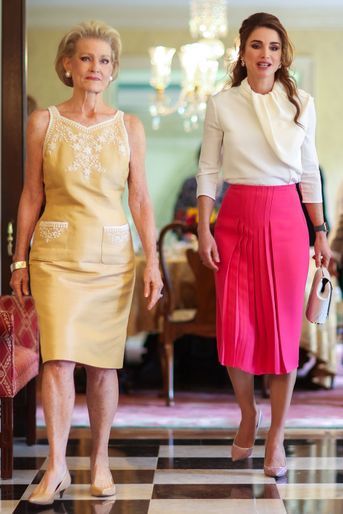 La reine Rania de Jordanie dans une jupe Valentino et une blouse Céline à Washington, le 20 juillet 2021