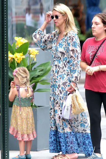 Nicky Hilton en promenade avec sa fille à New York le 29 juillet 2021