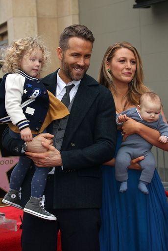 Ryan Reynolds et Blake Lively avec leurs filles James et Inez lors de l&#039;inauguration de l&#039;étoile de l&#039;acteur sur le Hollywood Walk of Fame en décembre 2016