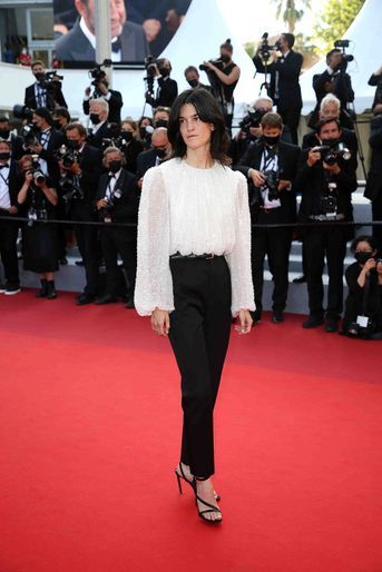 Suzanne Lindon sur le tapis rouge de la cérémonie de clôture du 74e Festival de Cannes le 17 juillet 2021