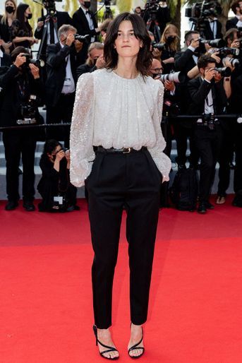 Suzanne Lindon sur le tapis rouge de la cérémonie de clôture du 74e Festival de Cannes le 17 juillet 2021
