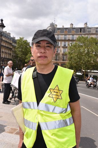 Un autre manifestant porte une étoile jaune, place de la Bastille à Paris, samedi.