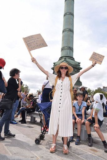 Une manifestante place de la Bastille à Paris, samedi.