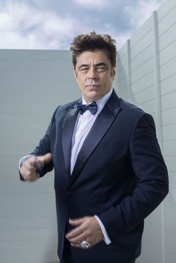 Benicio Del Toro venu soutenir «The French Dispatch», sur la Terrasse le Club by Albane du Marriott. En costume Armani.