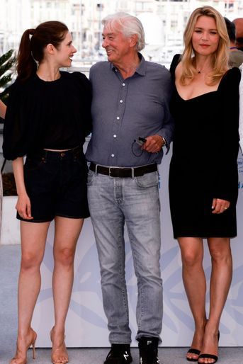 Virginie Efira, Paul Verhoeven et Daphne Patakia lors de la présentation de "Benedetta" au Festival de Cannes, samedi 10 juillet 2021. 