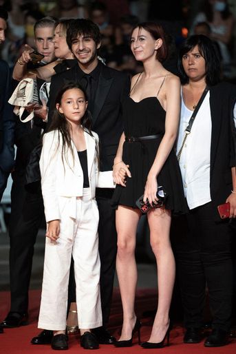 Ben, Jo et Alice Attal lors de la montée des marches du film «Jane par Charlotte» durant le 74e Festival de Cannes le 7 juillet 2021