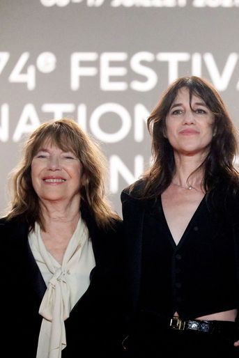 Charlotte Gainsbourg et Jane Birkin lors de la montée des marches du film «Jane par Charlotte» lors du 74ème Festival de Cannes le 7 juillet 2021