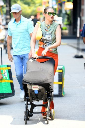 Gigi Hadid en promenade avec sa fille Khai à New York le 6 juillet 2021