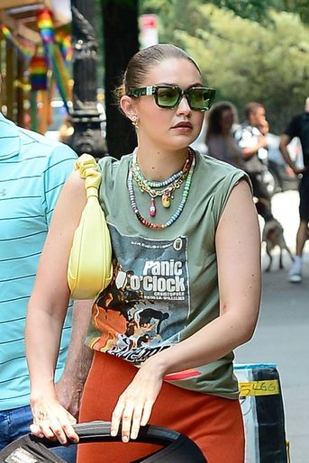Gigi Hadid en promenade avec sa fille Khai à New York le 6 juillet 2021